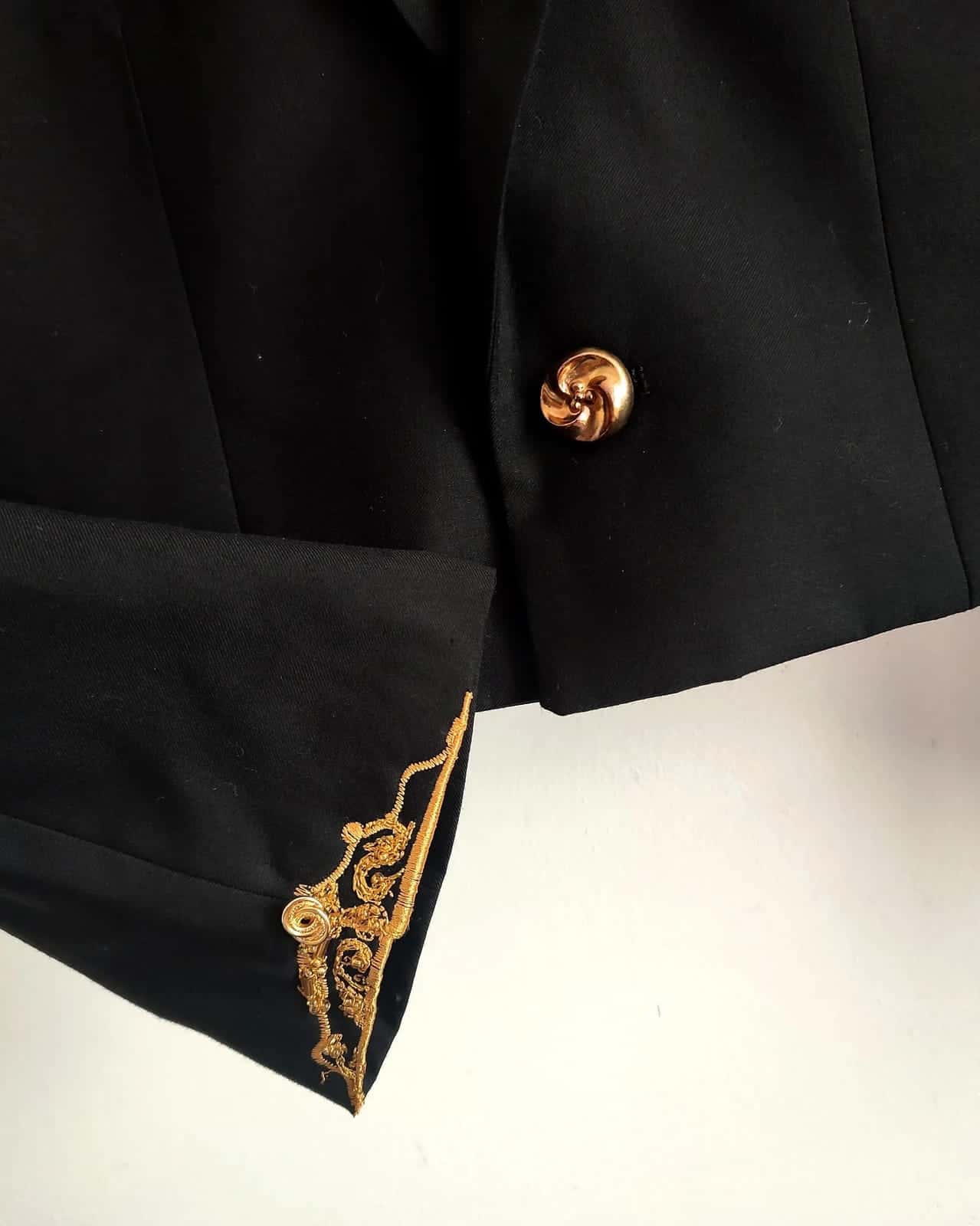 Blazer Baroque, détail du bas de manche brodé de doré, et d’un bouton doré