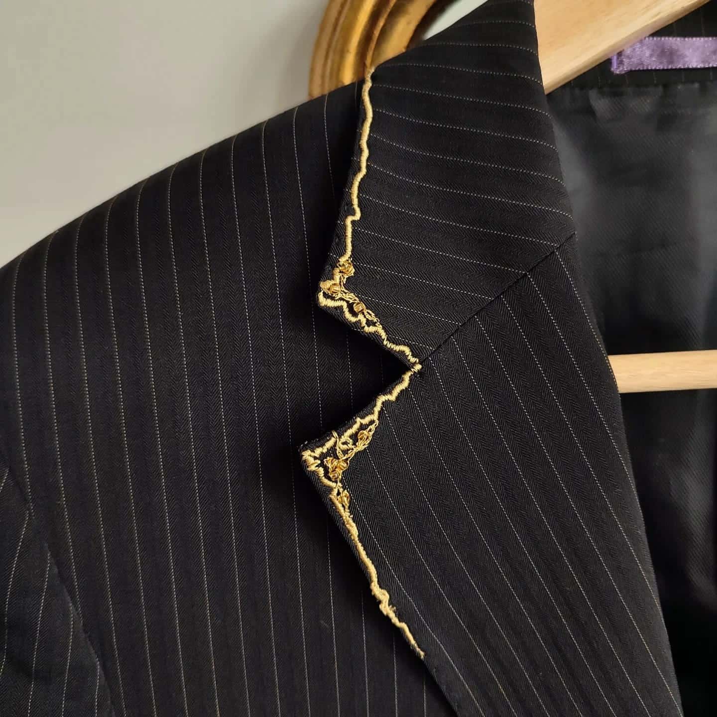 Blazer Léo, détail du revers, bordé de broderie dorée