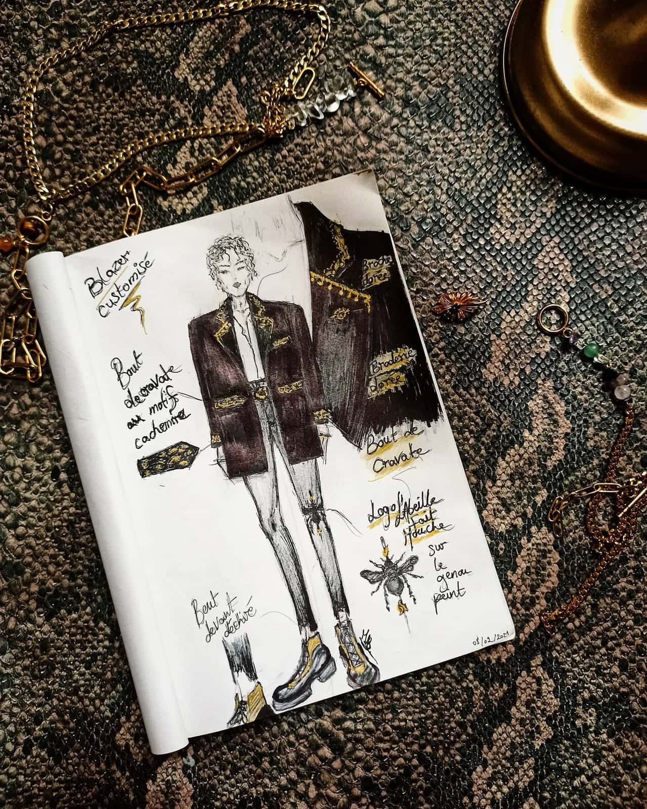Carnet ouvert : croquis d’un blazer annoté au crayon