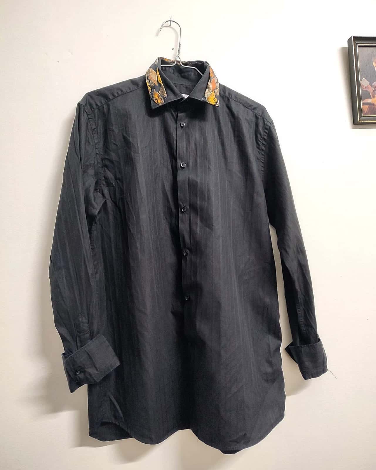 Chemise grise à fines rayures, col doublé d’un tissu à motif cachemire
