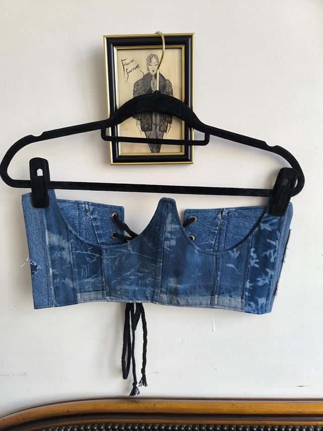 Corset en jean à laçage, empiècements imprimés au cyanotype