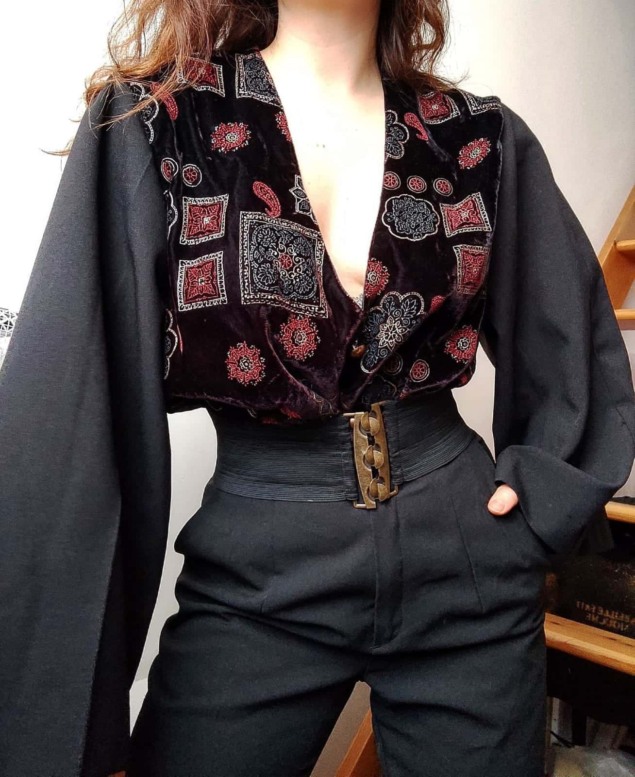 Gilet de velours à médaillons, sur un pantalon taille haute