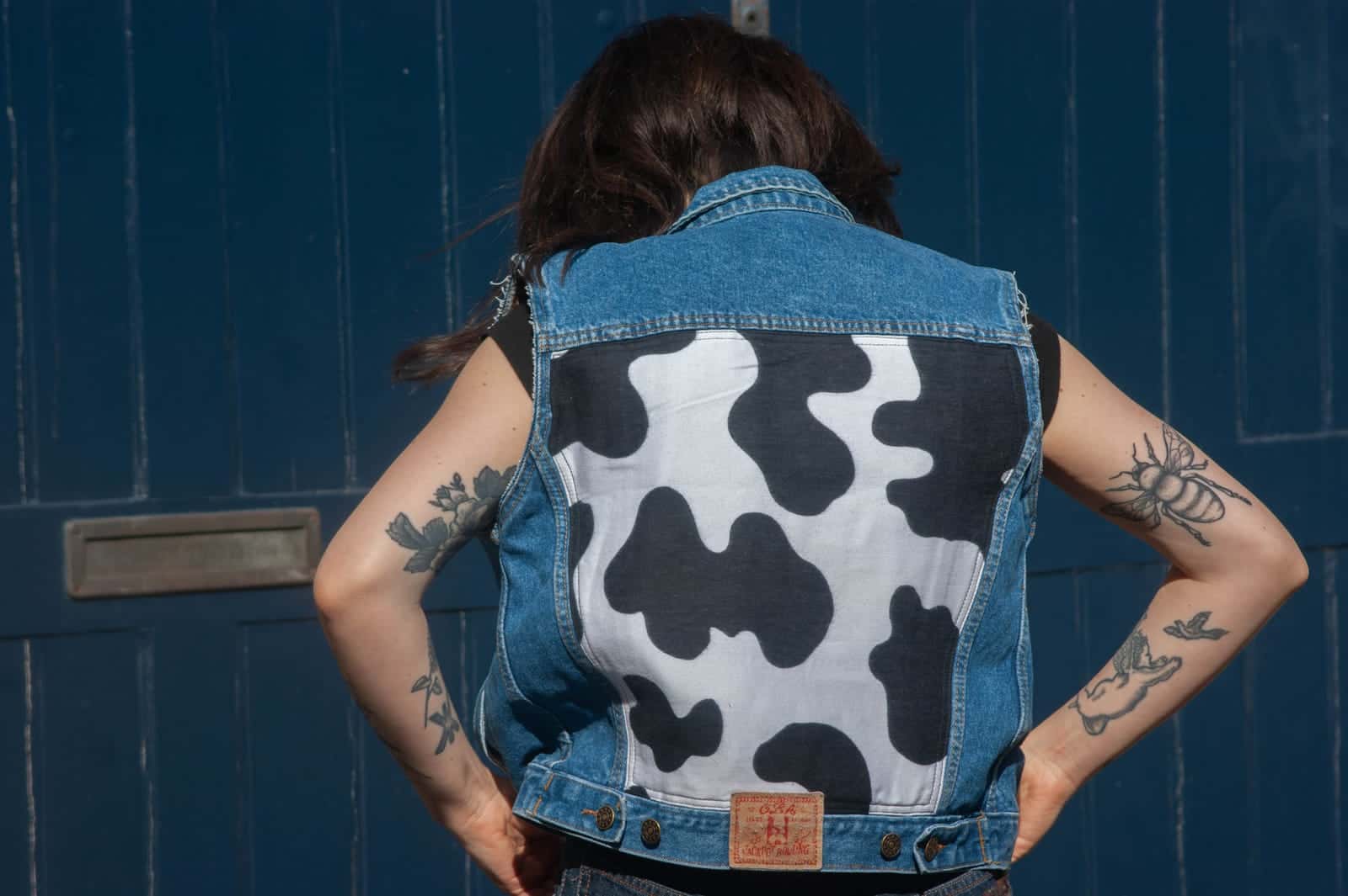 Veste Vachette, dos de la veste couvert d’un tissu à motif vache, étiquette de la marque en bas