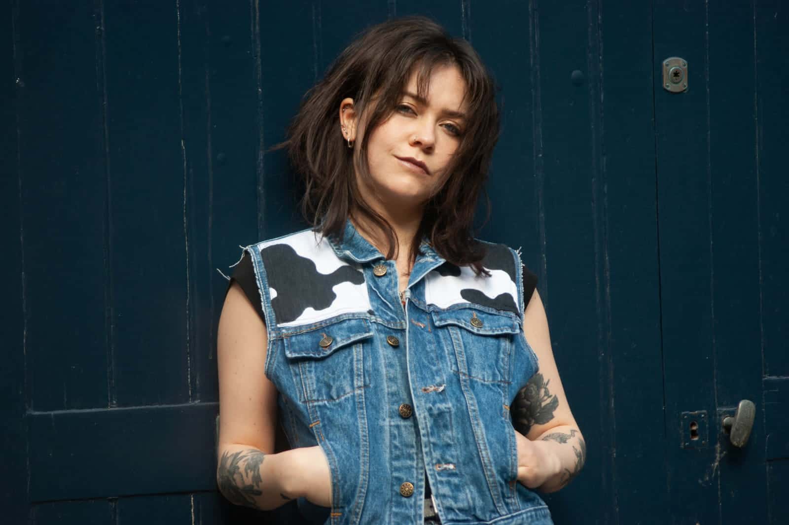 Veste en jean sans manches, portée, empiècements à motif vache sur les épaules
