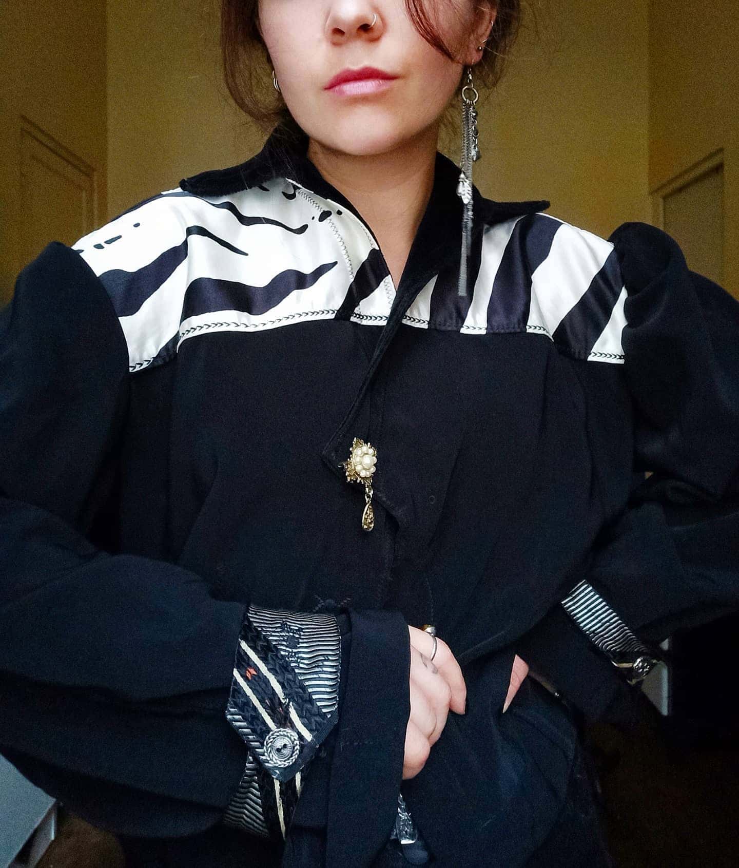 Veste noire à empiècements zébrés et manches bouffantes